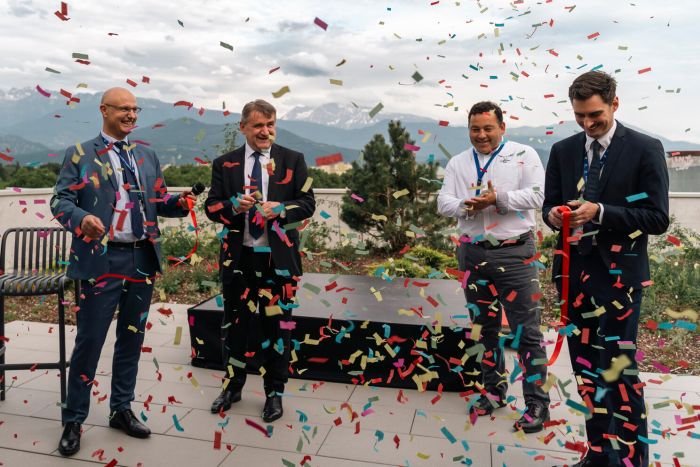 Advans inaugure de nouveaux locaux à Grenoble, dont un laboratoire d’électronique