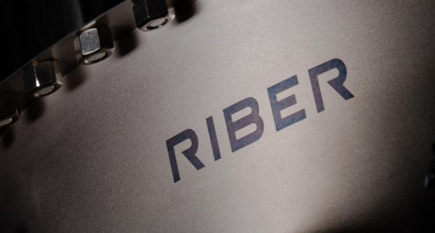Riber cible la photonique intégrée sur silicium et signe un partenariat avec NQCP