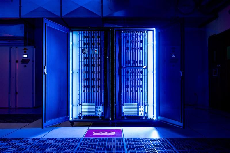 Quandela installe un ordinateur quantique photonique de 12 qubits au CEA