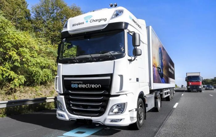 La France teste le premier tronçon d’autoroute permettant aux poids lourds électriques de se recharger tout en roulant